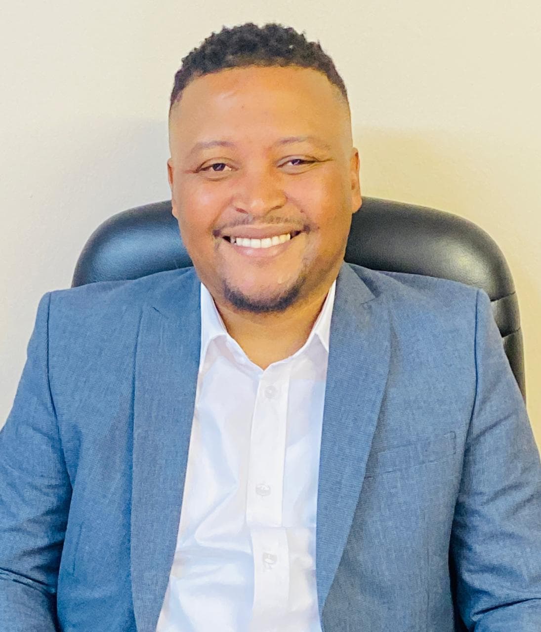 Mr Mveleli Ngxowa